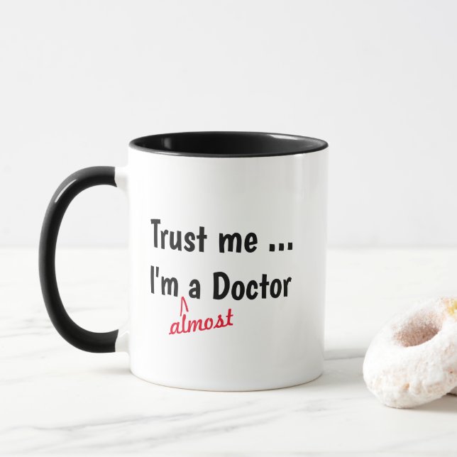 Vertrau mir, ich bin fast Doktor Tasse - Medizinis (Mit Donut)