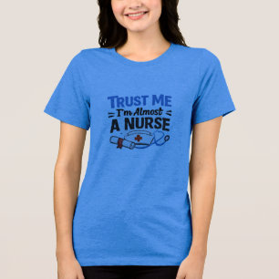 Vertrau mir, ich bin fast eine Krankenschwester Lu Tri-Blend Shirt