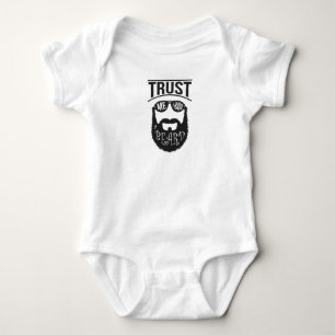 Vertrau mir, ich habe einen Bart Baby Strampler