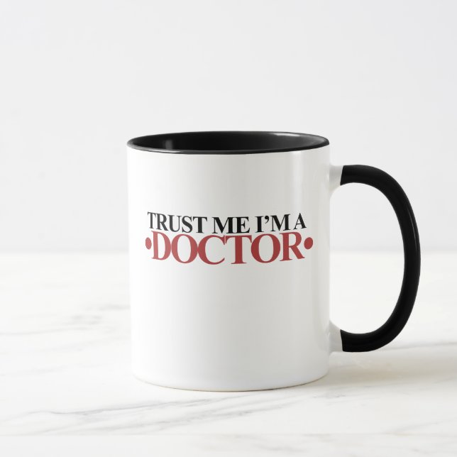 Vertraue mir, dass ich Arzt bin Tasse (Rechts)