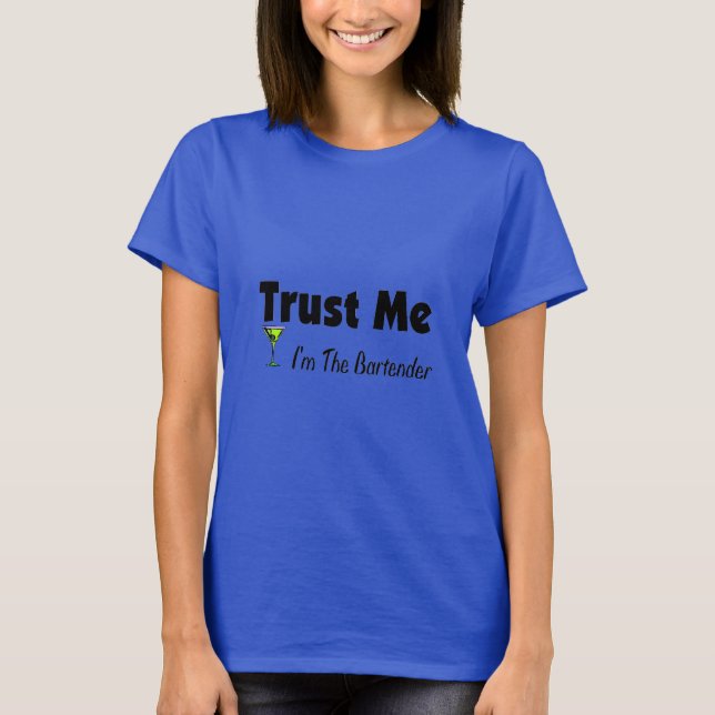 Vertraue mir, dass ich der Barkeeper bin T-Shirt (Vorderseite)
