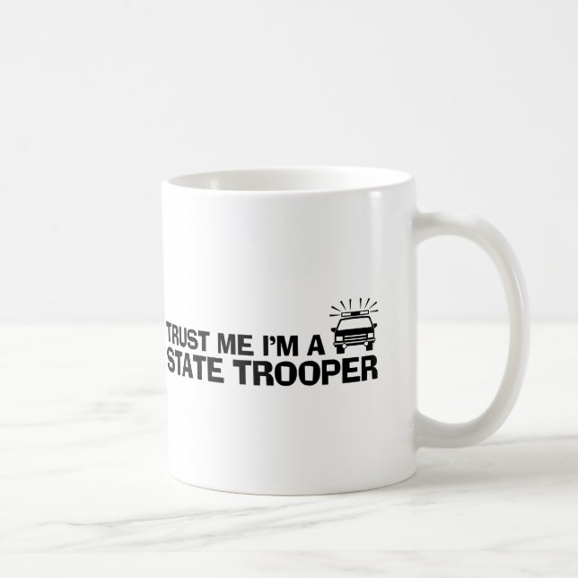 Vertraue mir, dass ich ein Staat-Trooper bin Tasse (Rechts)