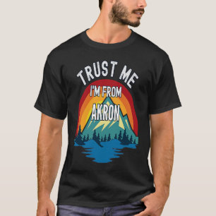 Vertraue mir, ich bin aus Akron farbenfrohen Berg  T-Shirt