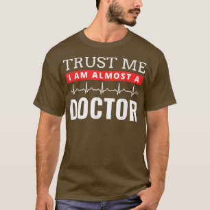Vertraue mir, ich bin fast Doktor Funny Medical St T-Shirt