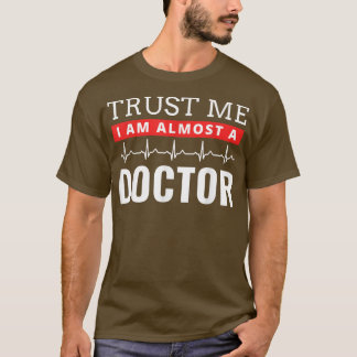 Vertraue mir, ich bin fast Doktor Funny Medical St T-Shirt