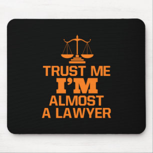 Vertraue mir, ich bin fast ein Anwalt Mousepad