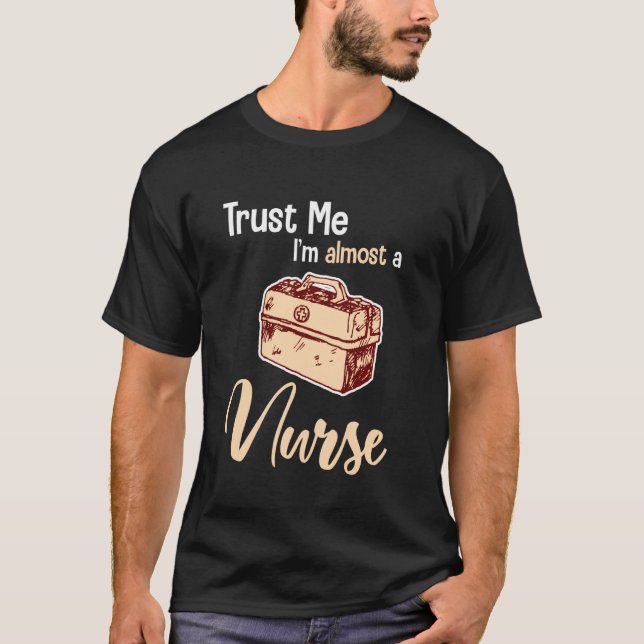 Vertraue mir, ich bin fast ein kurzes Weihnachtsfe T-Shirt (Vorderseite)