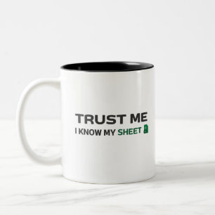 Vertraue mir, ich kenne mein Blatt. Zweifarbige Tasse