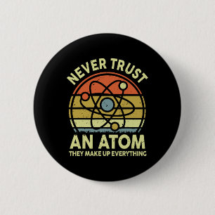 Vertraue niemals einem Atom Lustige Physik Witze W Button
