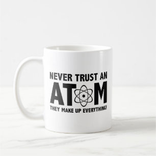 Vertraue niemals einem Atom. Sie machen alles aus. Kaffeetasse