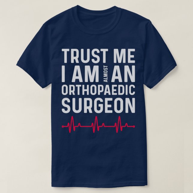 Vertrauen, dass ich fast ein orthopädischer Chirur T-Shirt (Design vorne)