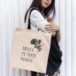 Vertrauen Sie auf Ihre zauberhafte schwarze Rose Tragetasche<br><div class="desc">Eine gotische und Vintage Schaltfläche zur Abbildung der schwarzen Rose mit einem Text,  der "Vertrauen Sie auf Ihre Magie" sagt.</div>