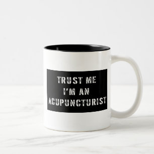 Vertrauen Sie, dass ich ich ein Acupuncturist bin Zweifarbige Tasse