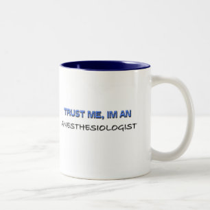 Vertrauen Sie, dass ich ich ein Anästhesiologe bin Zweifarbige Tasse
