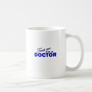 Vertrauen Sie, dass ich ich ein Doktor bin Tasse