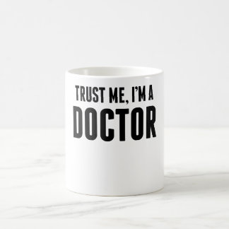 Vertrauen Sie, dass ich ich ein Doktor bin Tasse