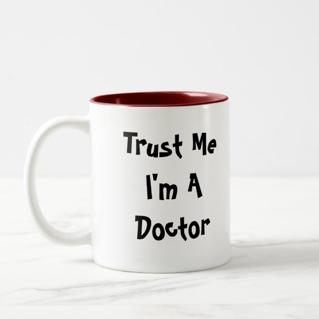 Vertrauen Sie, dass ich ich ein Doktor Mug bin Zweifarbige Tasse (Links)