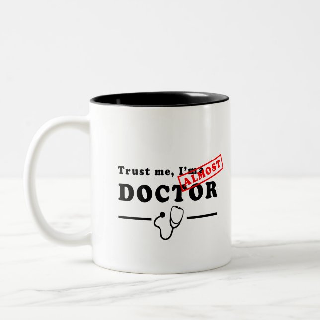 Vertrauen Sie, dass ich ich fast ein Doktor bin Zweifarbige Tasse (Links)