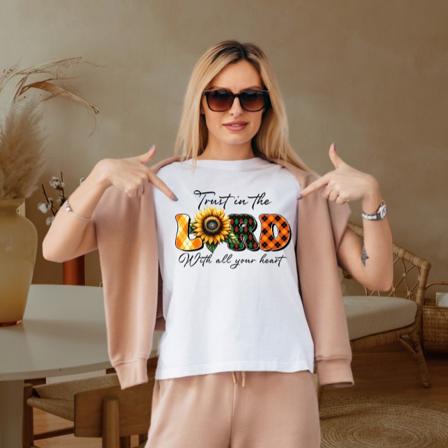 Vertrauen Sie dem Herrn mit all Ihrem Herzen T-Shirt (Von Creator hochgeladen)