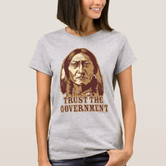 Vertrauen Sie der Regierung - Maßgeschneidert T-Shirt