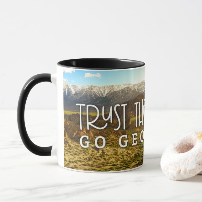 Vertrauen Sie der Reise, gehen Geocaching Geocache Tasse (Mit Donut)