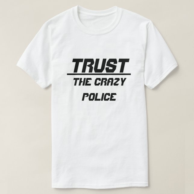 Vertrauen Sie der verrückten Polizei T-Shirt (Design vorne)