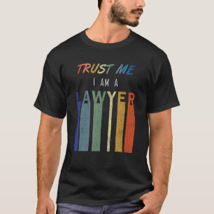 Vertrauen Sie mir Anwalt T-Shirt