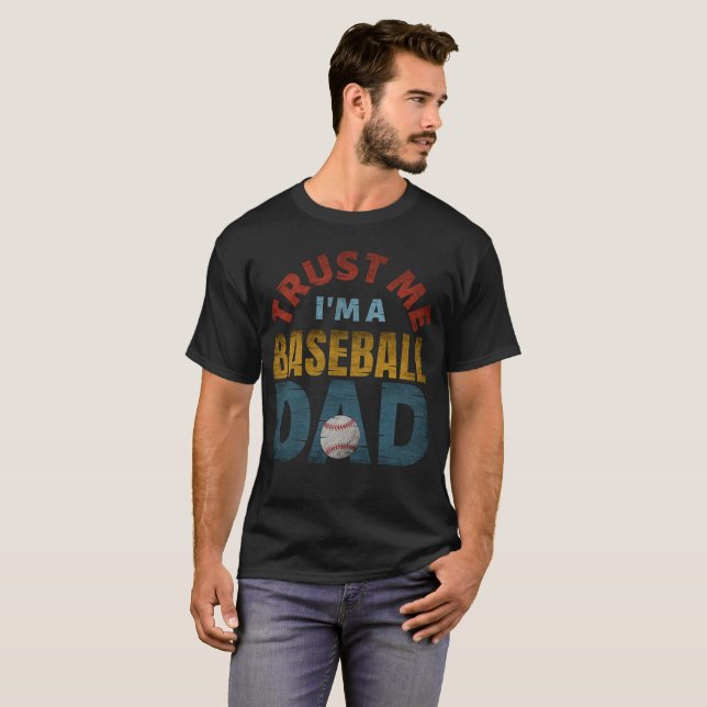 VERTRAUEN SIE MIR, EIN BASEBALL-VATER ZU SEIN T-Shirt (Vorne ganz)