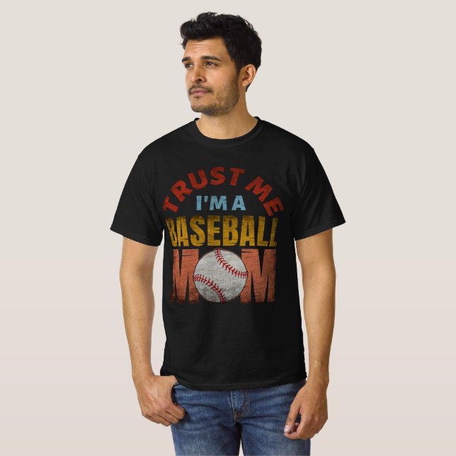 VERTRAUEN SIE MIR, EINE BASEBALL-MAMA ZU SEIN T-Shirt (Vorne ganz)