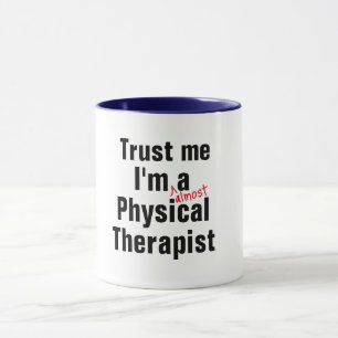 Vertrauen Sie mir fast Physiotherapeut Pun Funny b Tasse
