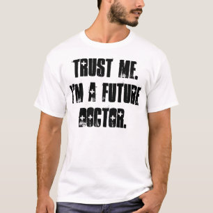 Vertrauen Sie mir.  Ich bin ein zukünftiger Dokto T-Shirt