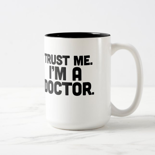 Vertrauen Sie mir, ich sind ein Doktor Mug Zweifarbige Tasse (Rechts)