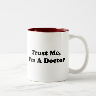 Vertrauen Sie mir, ich sind ein Doktor Zweifarbige Tasse