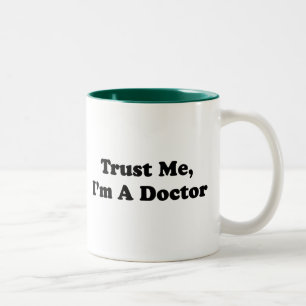 Vertrauen Sie mir, ich sind ein Doktor Zweifarbige Tasse