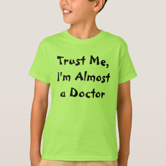 Vertrauen Sie mir, ich sind fast ein Doktor T-Shirt