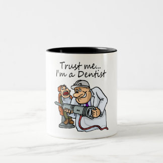 Vertrauen Sie mir Im ein Zahnarzt Zweifarbige Tasse