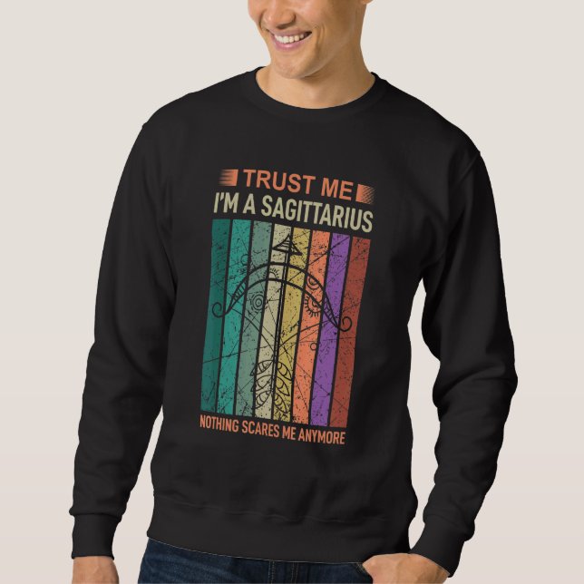 Vertrauen Sie mir im Sagittarius Astrologie Sweatshirt (Vorderseite)
