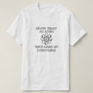 Vertrauen Sie nie einem Atom T-Shirt