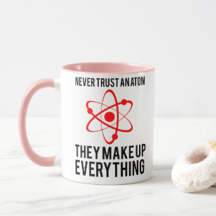 VERTRAUEN SIE NIE EINEM ATOM TASSE