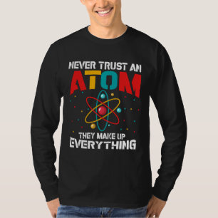 Vertrauen Sie niemals auf ein Atom Sie machen alle T-Shirt