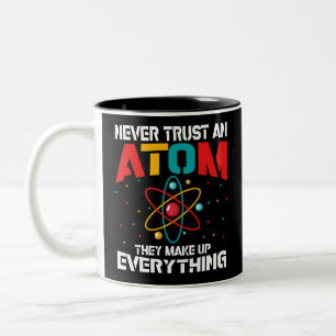 Vertrauen Sie niemals auf ein Atom Sie machen alle Zweifarbige Tasse