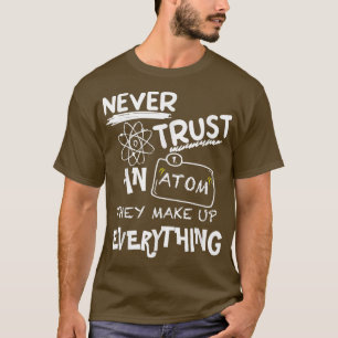 Vertrauen Sie niemals einem Atom, das alles zusamm T-Shirt