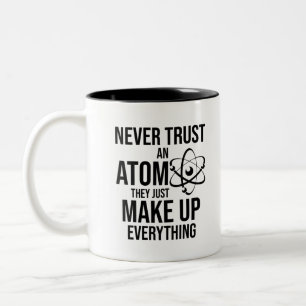 Vertrauen Sie niemals einem Atom Zweifarbige Tasse
