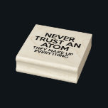 VERTRAUEN SIE NIEMALS EINEN ATOM Science Joke Gummistempel<br><div class="desc">Eine coole,  trendige und unterhaltsame Wissenschaft inspirierte Gummi Briefmarke als Geschenk für alle Wissenschaftler,  Naturwissenschaftler,  Naturwissenschaftler,  kurz,  jede Wissenschaftsfreude in Ihrem Leben (und das schließt Sie ein)! Design: Science Geekness© unter http://www.zazzle.com/sciencegeekness*</div>
