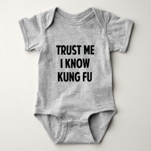 Vertraut mir, ich kenne Kung Fu Baby Strampler