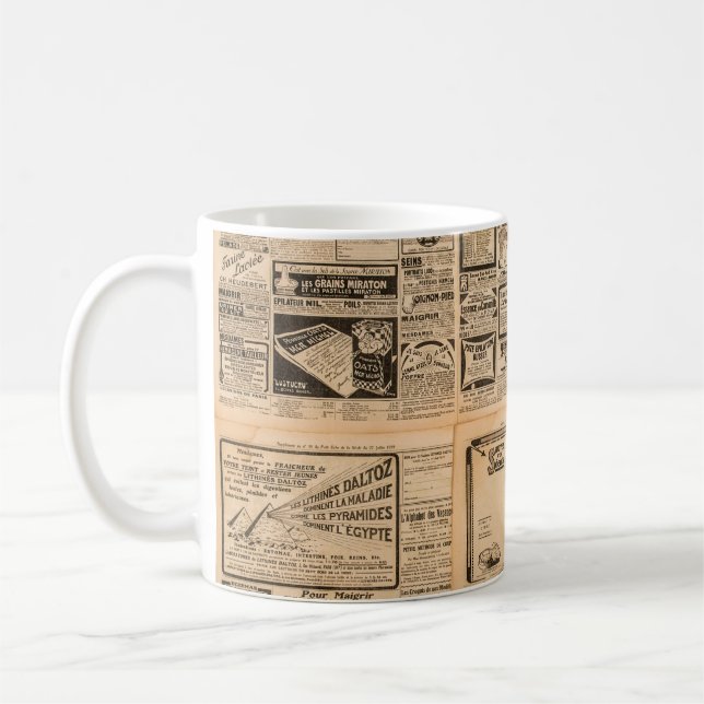 Verwendeter Papierhintergrund. Alte Zeitungsseite  Kaffeetasse (Links)