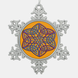 Verwickelter keltischer Knoten in den Schneeflocken Zinn-Ornament