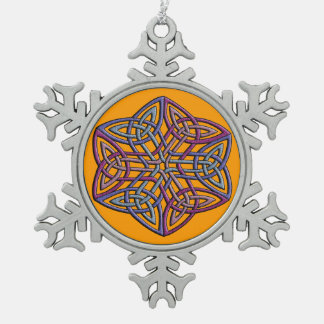 Verwickelter keltischer Knoten in den Schneeflocken Zinn-Ornament