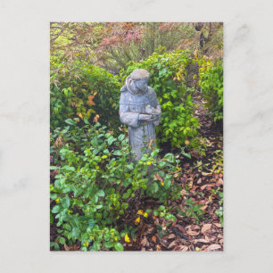 Verwitterte Betonmönchsstatue im Garten Postkarte