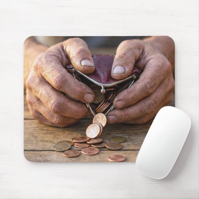 Verwitterte Hände mit Pennies im Münzbeutel Mousepad (Mit Mouse)